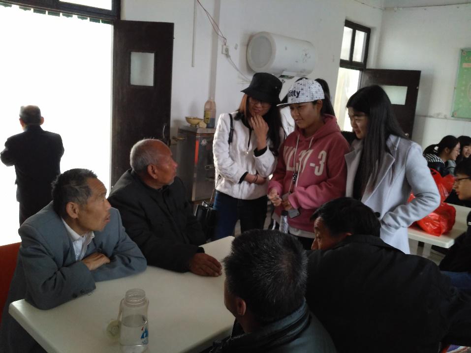 积极分子慰问老人