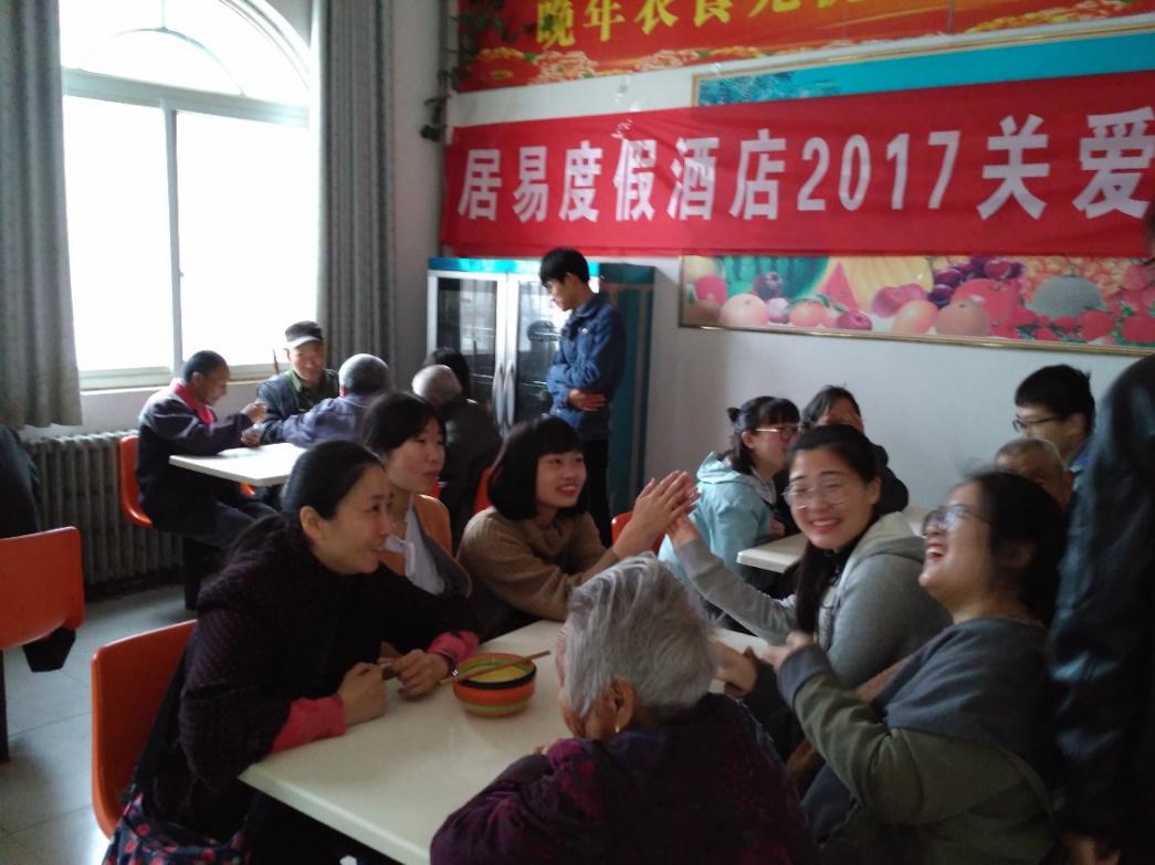 积极分子们正在陪老人聊天