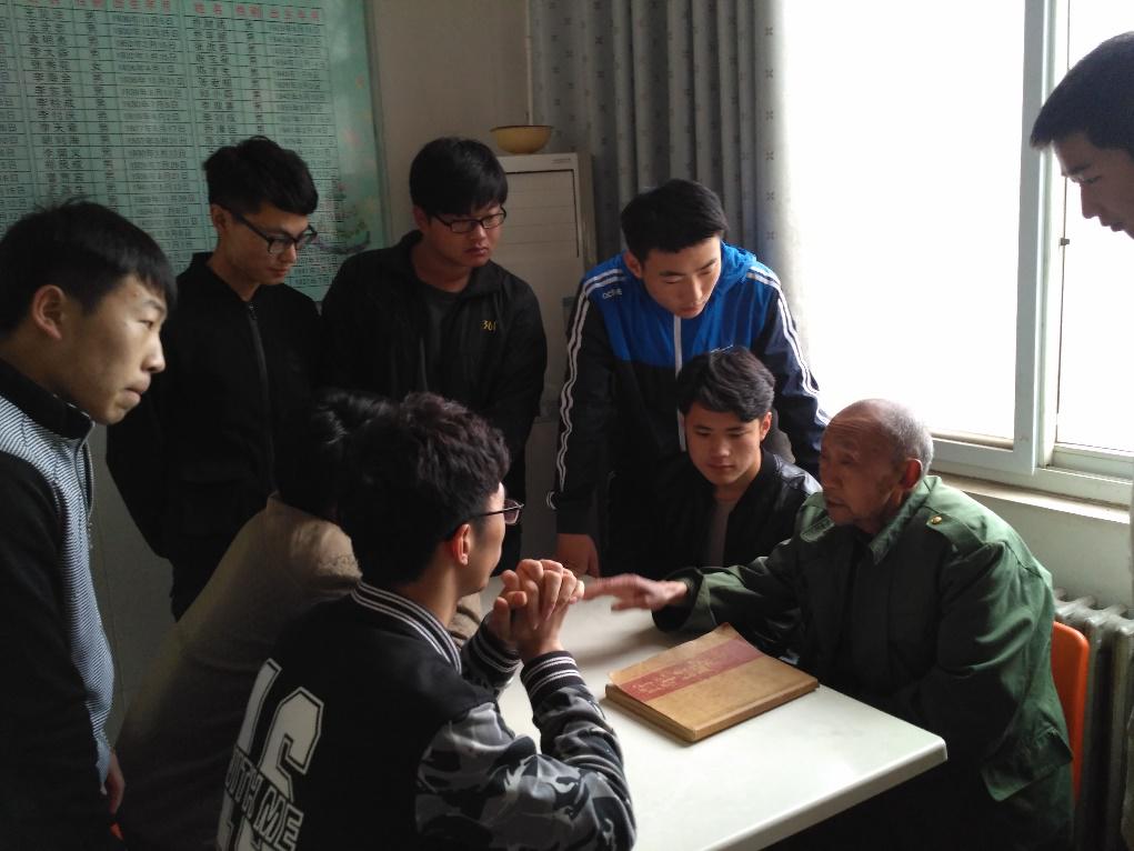 老人在给积极分子讲述战争故事